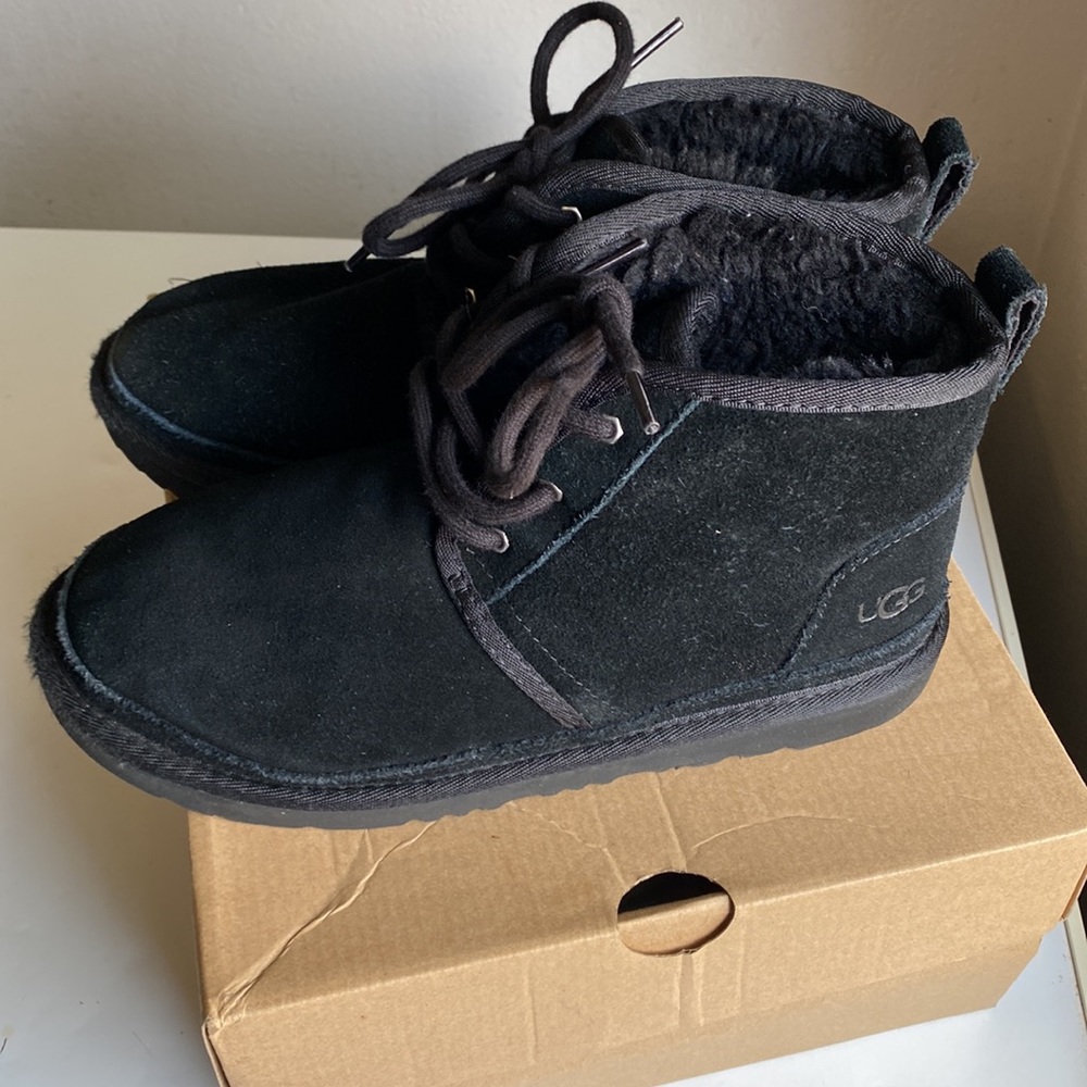 KIDS UGG BOOTS NEUMEL SIZE 5